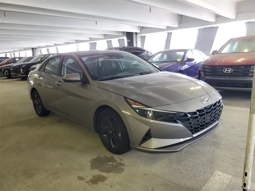 2023 Hyundai Elantra SEL photo 1