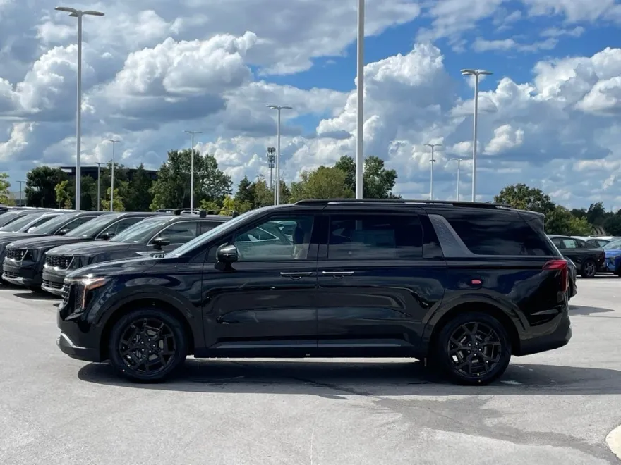 2026 Kia Carnival SX photo 1
