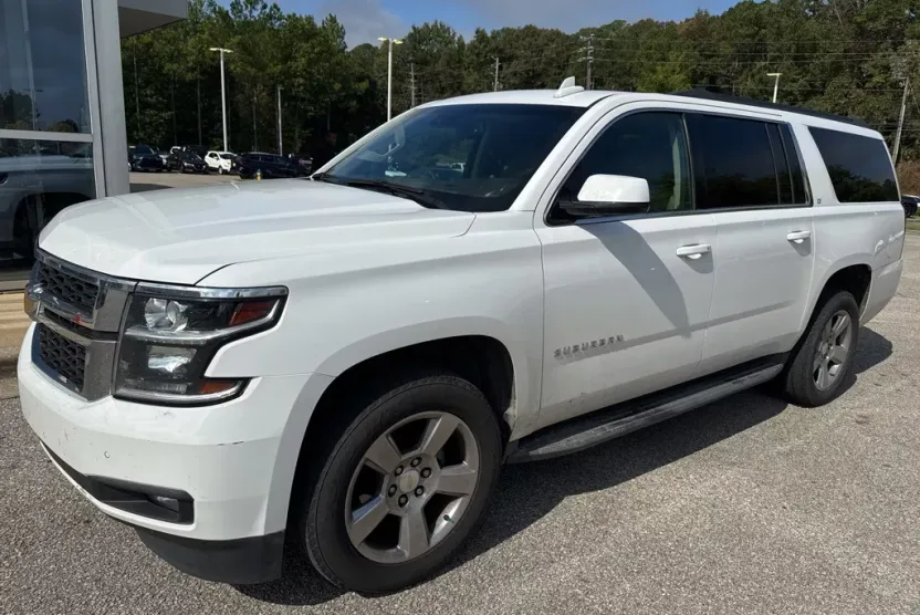 2019 Chevrolet Suburban LT photo 1