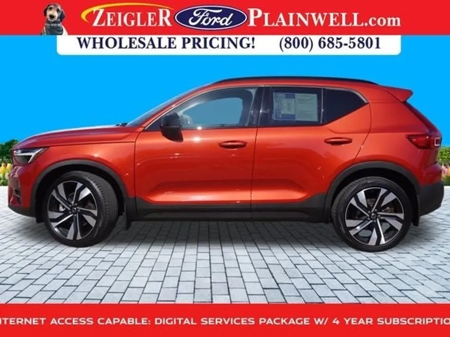2023 Volvo XC40 Plus AWD photo 1