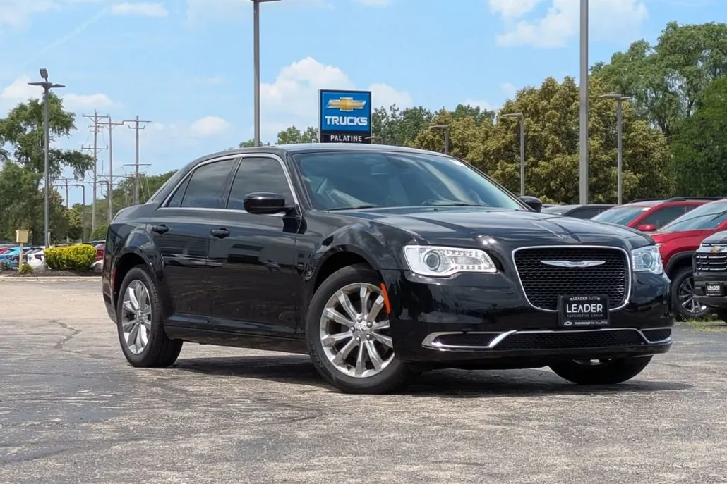 2018 Chrysler 300 Touring photo 1
