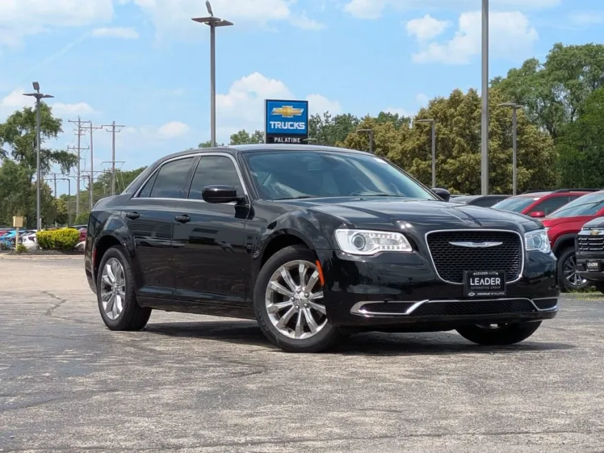 2018 Chrysler 300 Touring photo 1