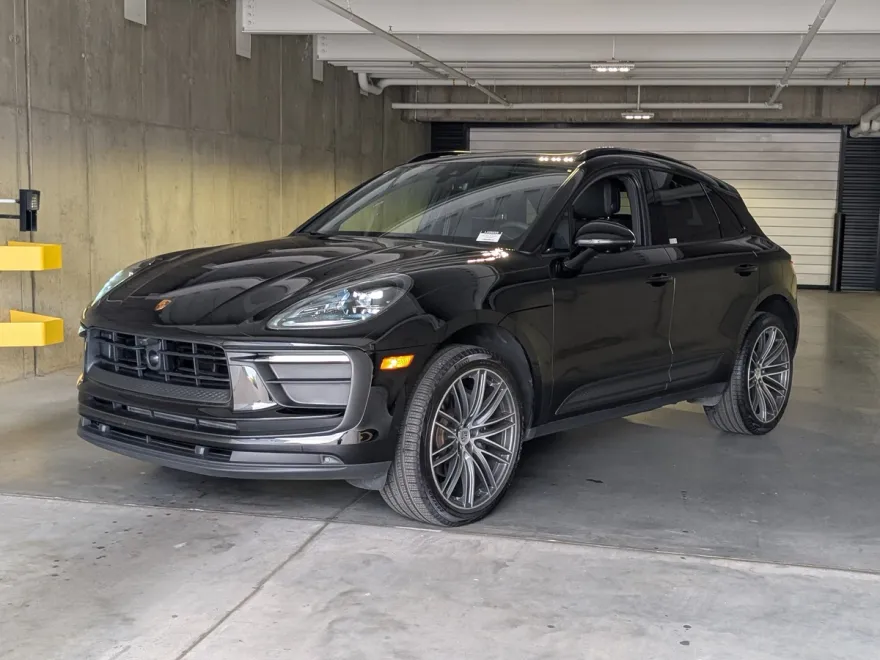 2025 Porsche Macan T photo 1