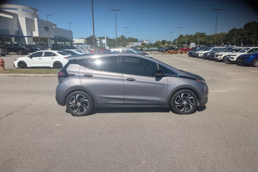 2022 Chevrolet Bolt EV 2LT photo 1