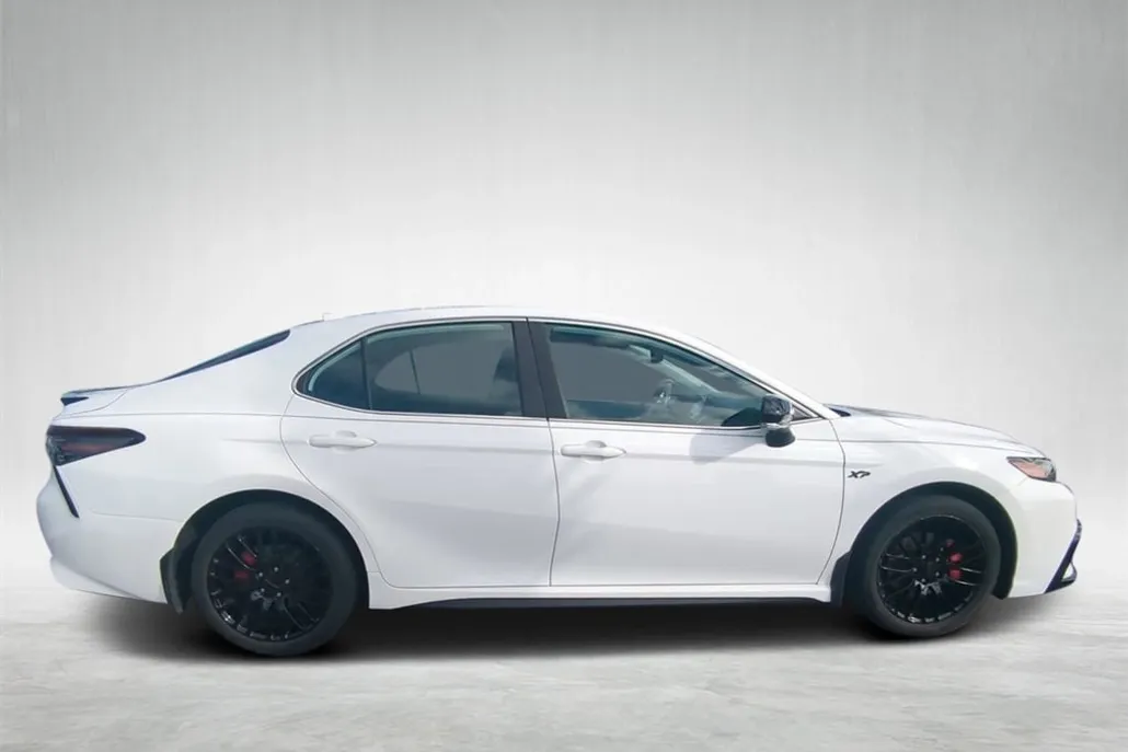 2022 Toyota Camry SE photo 1