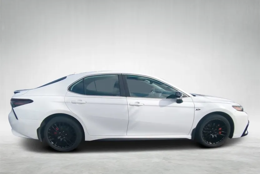 2022 Toyota Camry SE photo 1
