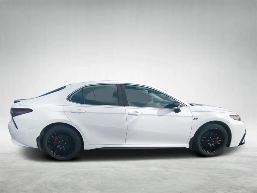 2022 Toyota Camry SE photo 1