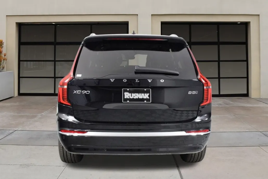 2026 Volvo XC90 B5 Core photo 1