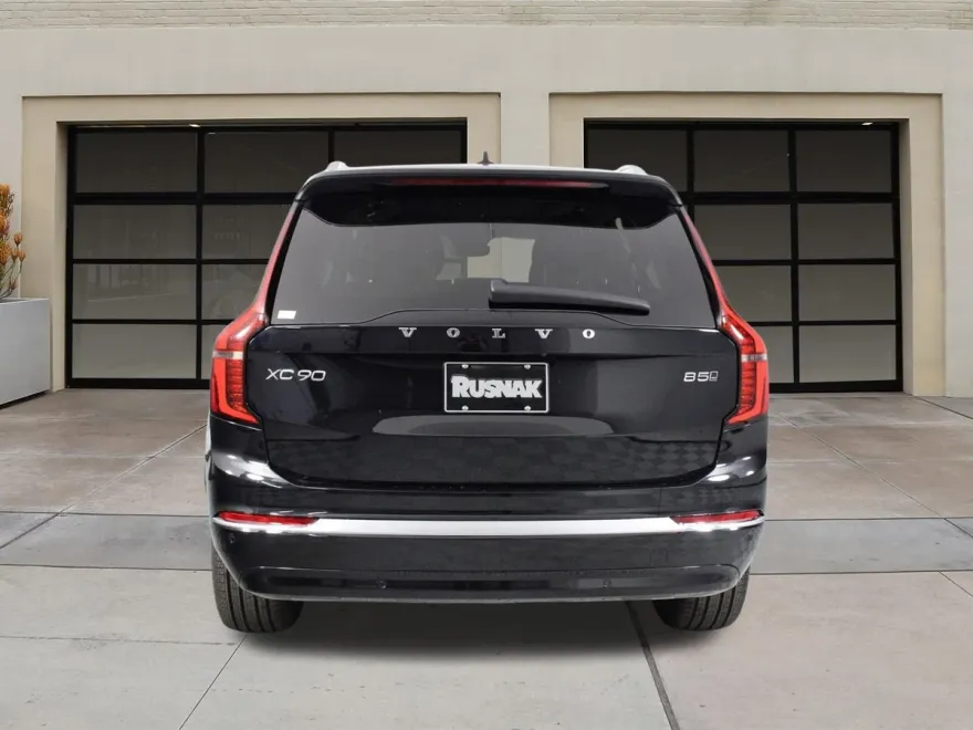 2026 Volvo XC90 B5 Core photo 1
