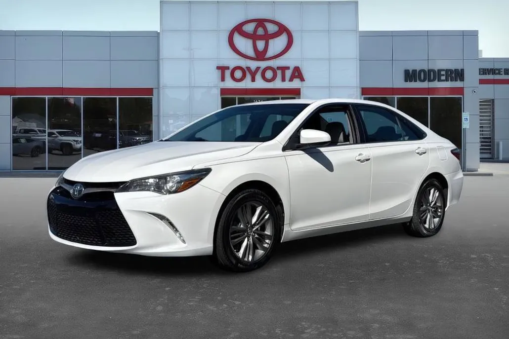 2016 Toyota Camry SE photo 1