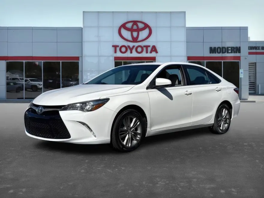2016 Toyota Camry SE photo 1