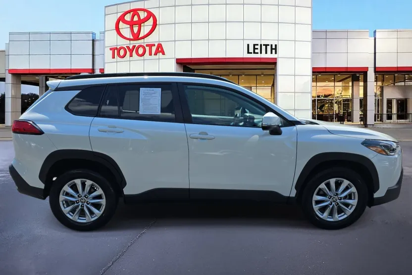 2023 Toyota Corolla Cross LE photo 1
