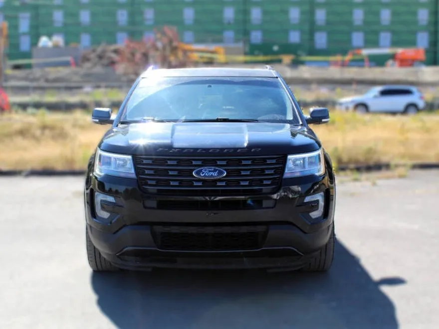 2017 Ford Explorer XLT photo 1