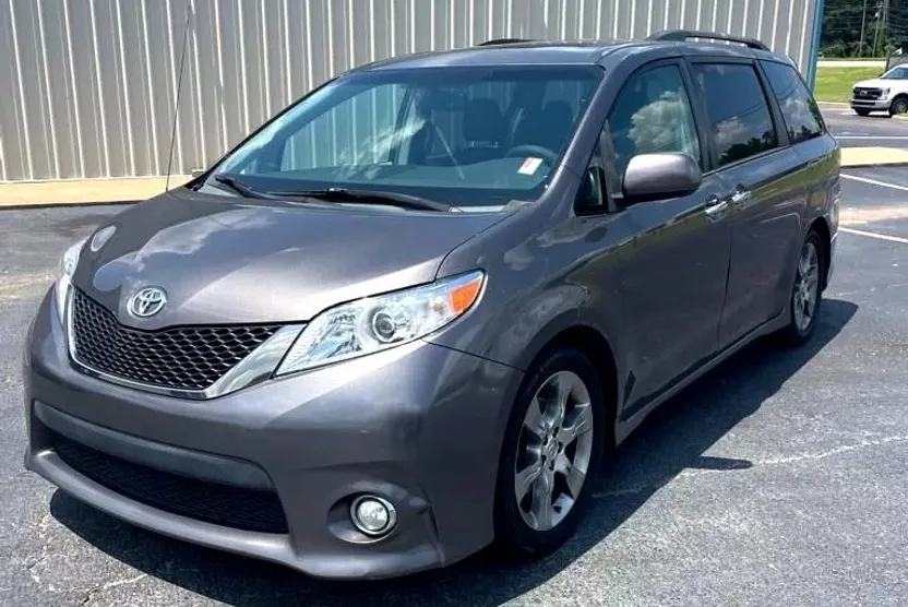 2013 Toyota Sienna photo 1