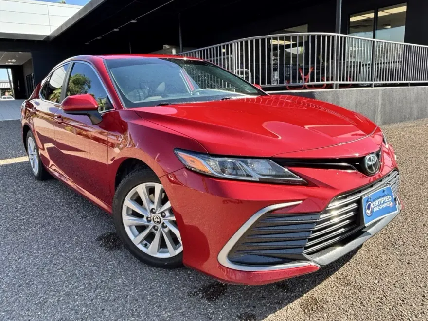 2023 Toyota Camry LE photo 1