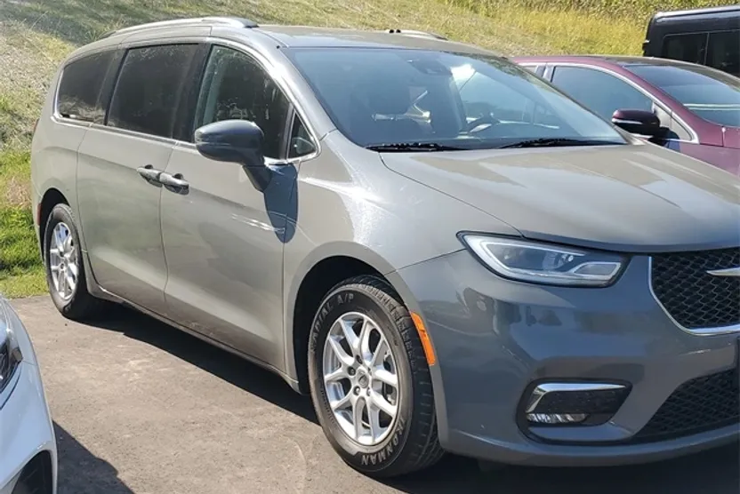 2022 Chrysler Pacifica Touring L photo 1