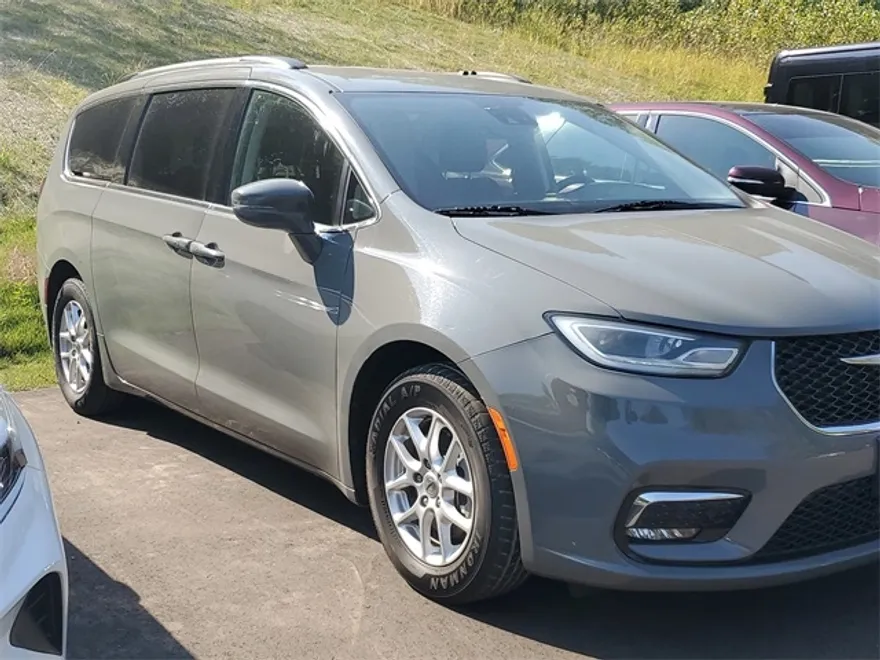 2022 Chrysler Pacifica Touring L photo 1