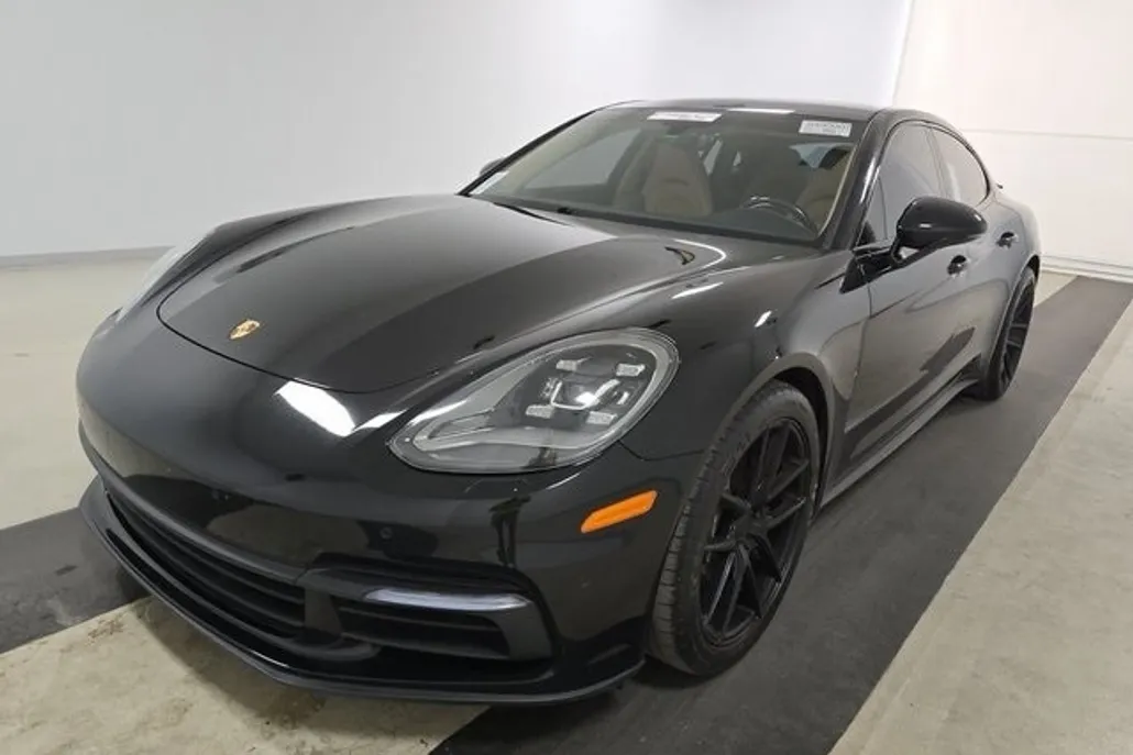 2018 Porsche Panamera 4 photo 1