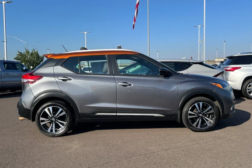 2019 Nissan Kicks SR photo 1