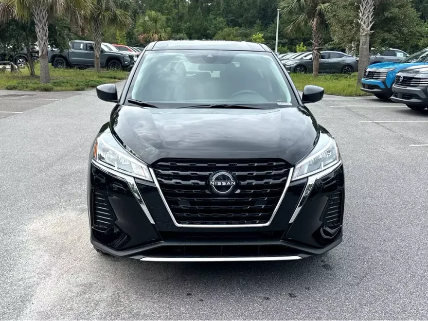 2025 Nissan Kicks Play S photo 1