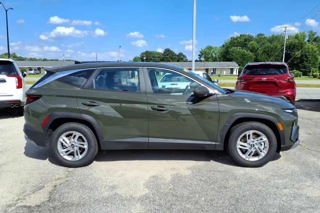 2025 Hyundai Tucson SE photo 1