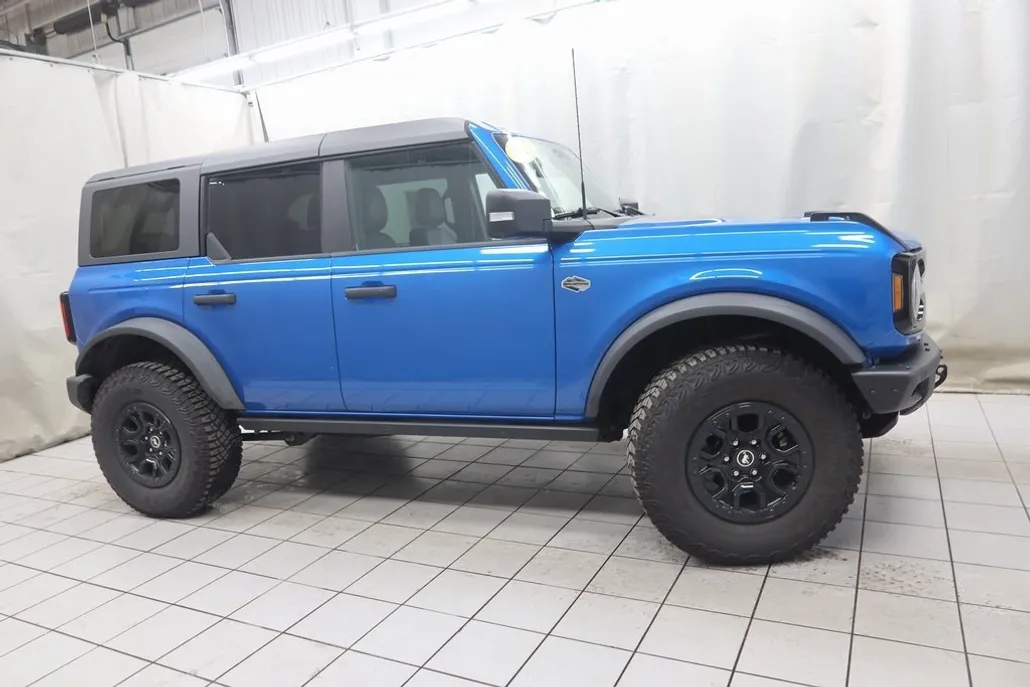 2022 Ford Bronco Base photo 1