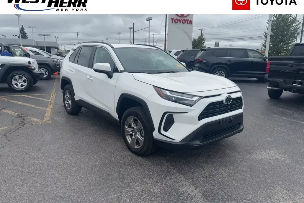 2022 Toyota RAV4 XLE photo 1