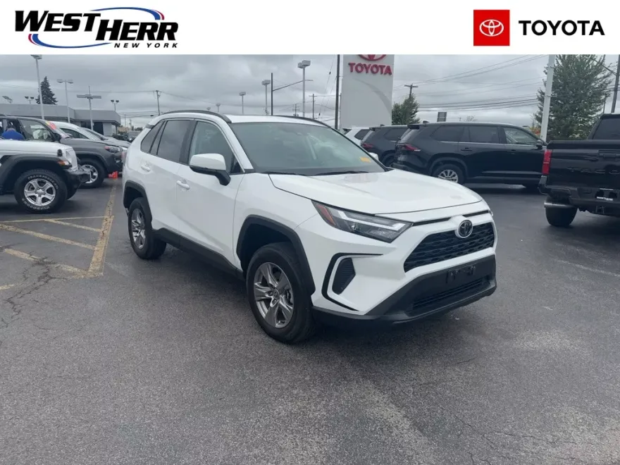 2022 Toyota RAV4 XLE photo 1