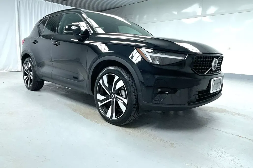 2025 Volvo XC40 Plus photo 1