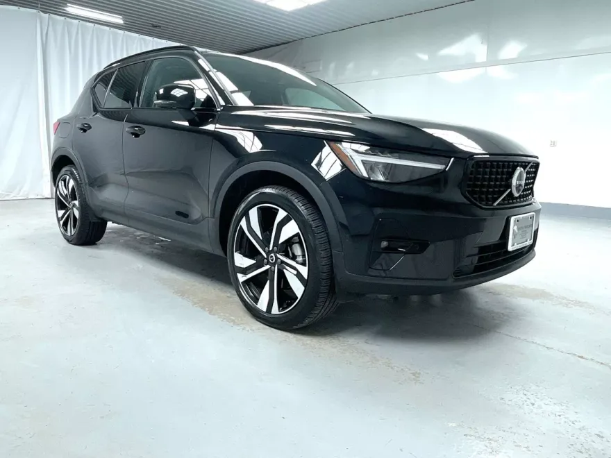 2025 Volvo XC40 Plus photo 1