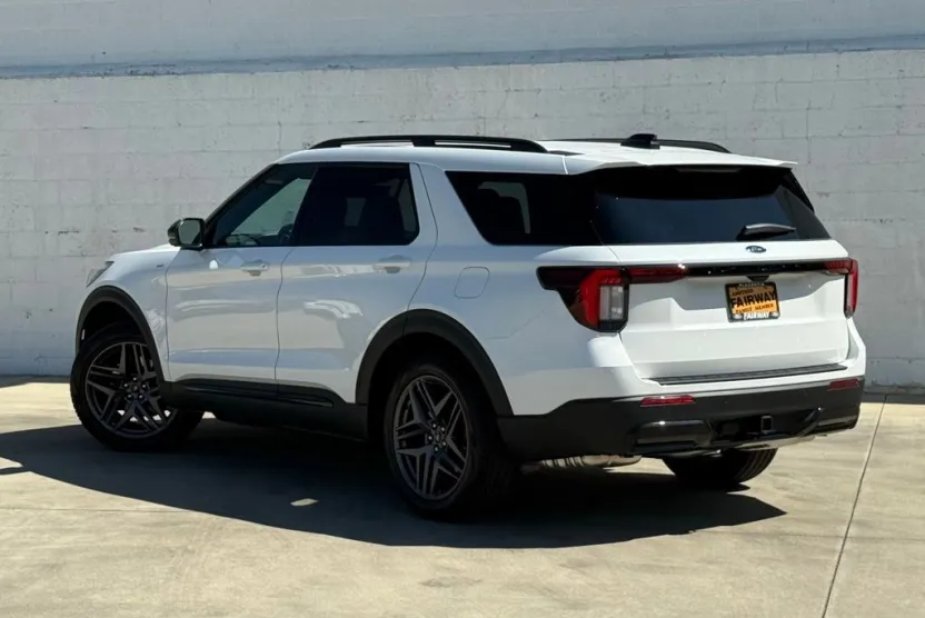 2025 Ford Explorer ST-Line photo 1
