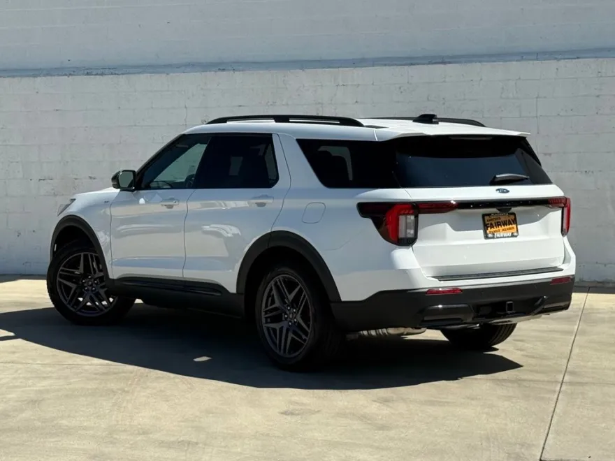 2025 Ford Explorer ST-Line photo 1