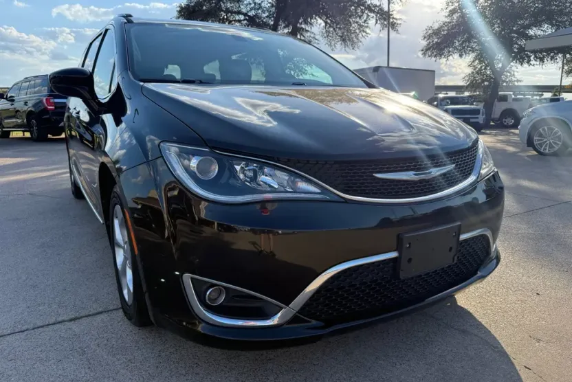 2017 Chrysler Pacifica Touring Plus photo 1