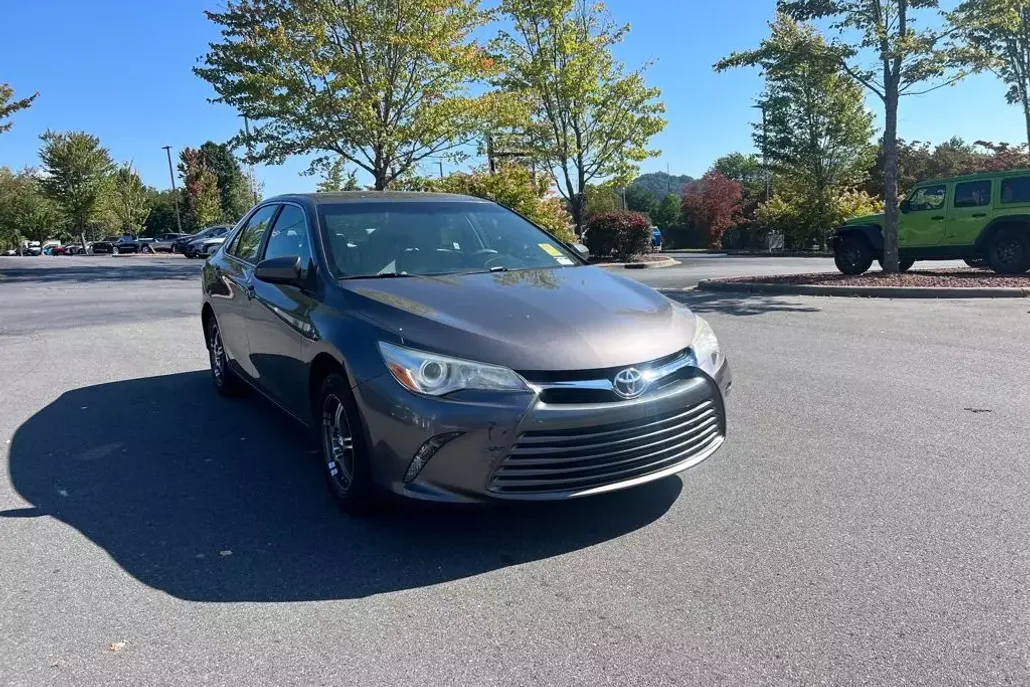 2017 Toyota Camry LE photo 1