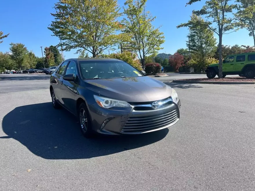 2017 Toyota Camry LE photo 1