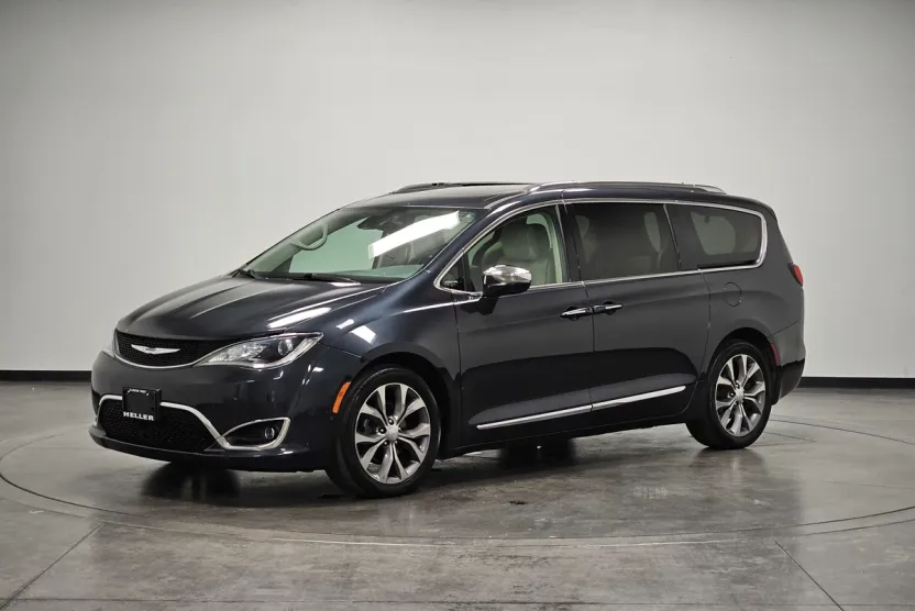 2019 Chrysler Pacifica Limited photo 1