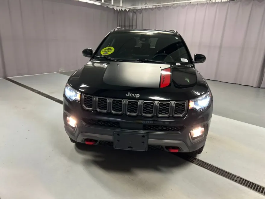 2024 Jeep Compass Trailhawk photo 2