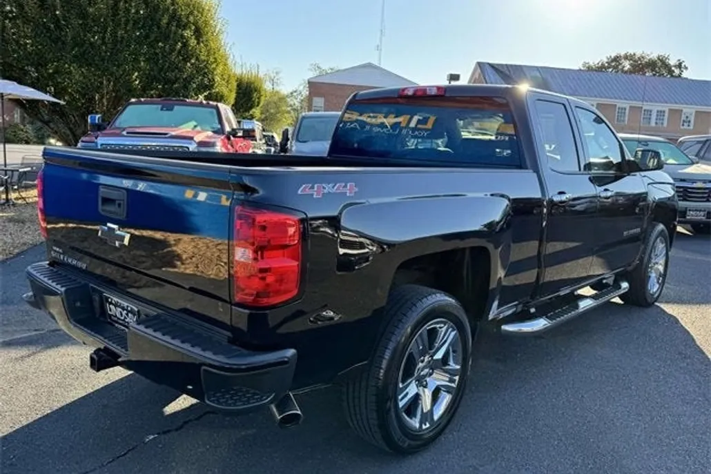 2017 Chevrolet Silverado 1500 Custom photo 1