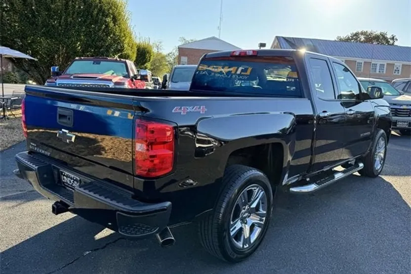2017 Chevrolet Silverado 1500 Custom photo 1
