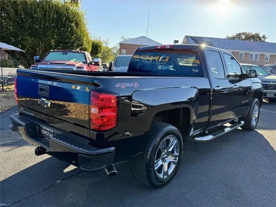 2017 Chevrolet Silverado 1500 Custom photo 1