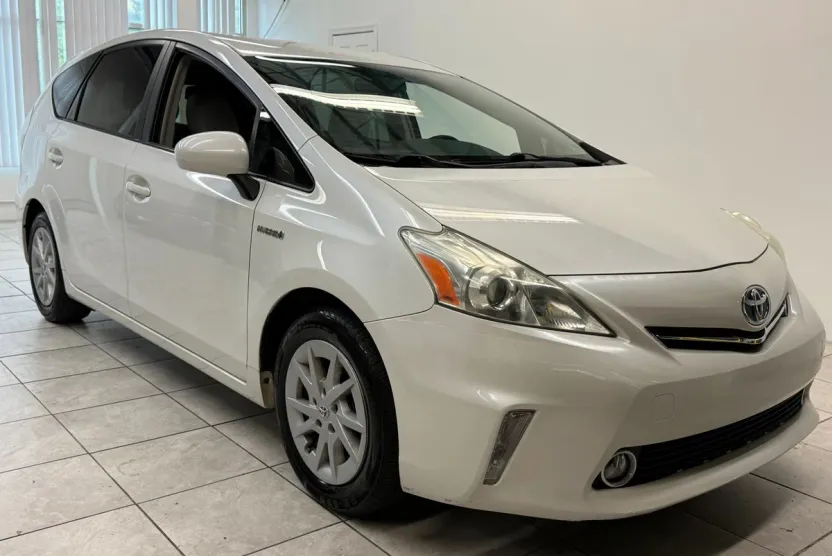 2013 Toyota Prius V photo 1