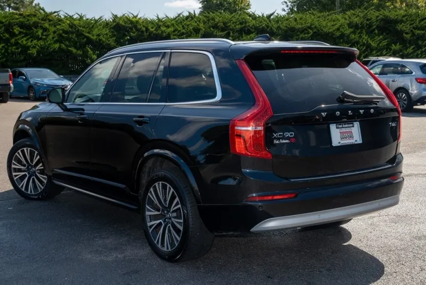 2022 Volvo XC90 T6 Momentum photo 1