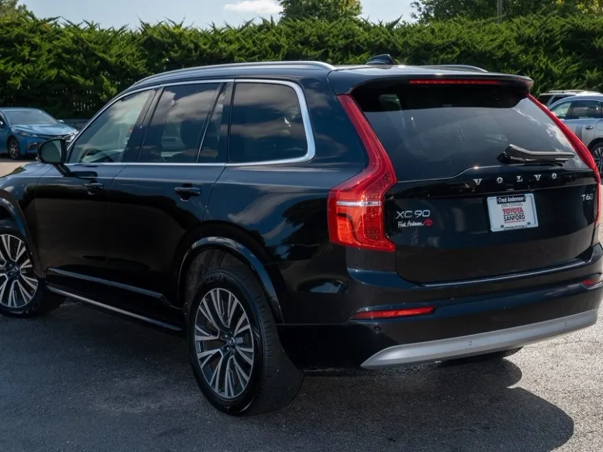 2022 Volvo XC90 T6 Momentum photo 1