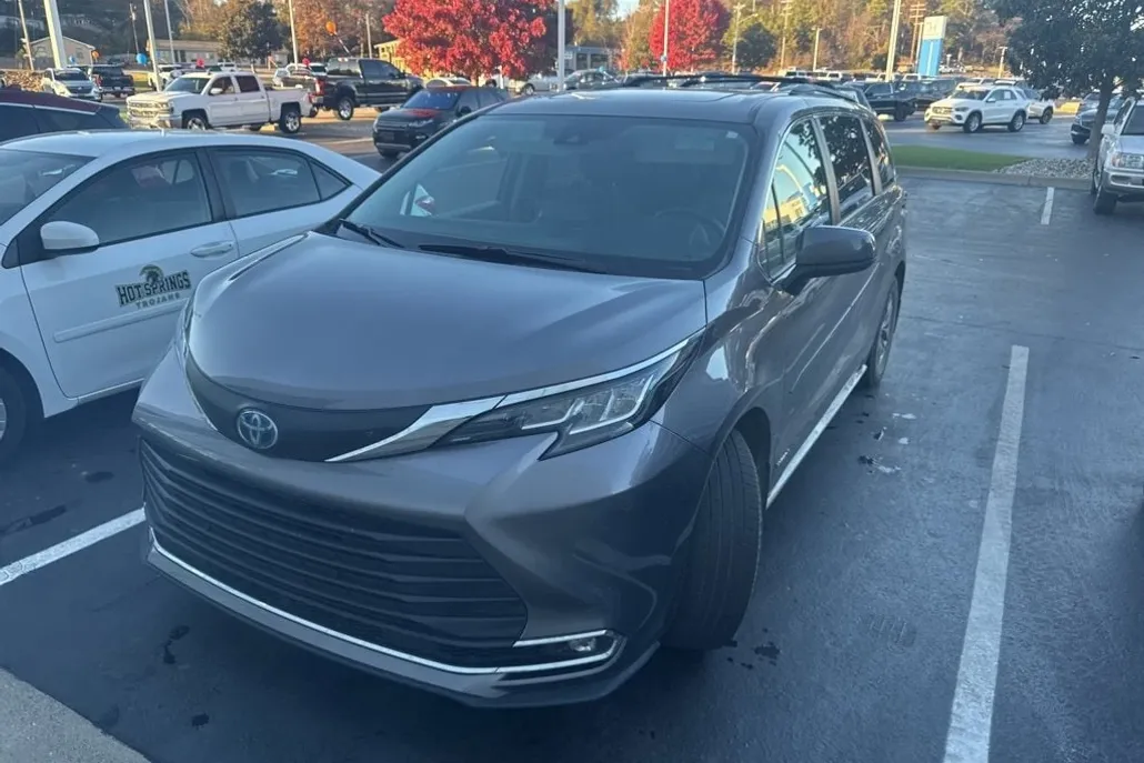2021 Toyota Sienna XLE photo 1