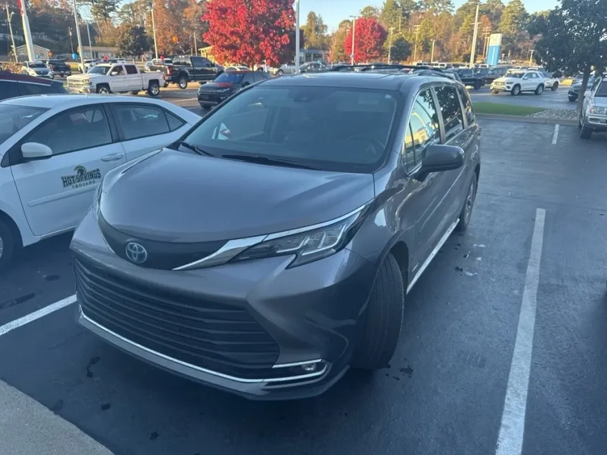 2021 Toyota Sienna XLE photo 1