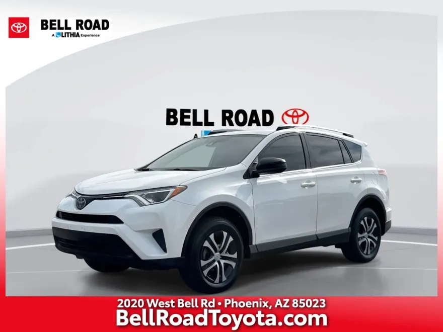 2018 Toyota RAV4 LE photo 1