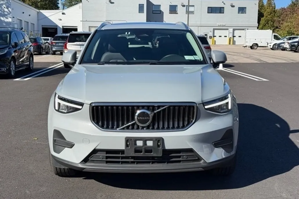 2025 Volvo XC40 Core photo 1