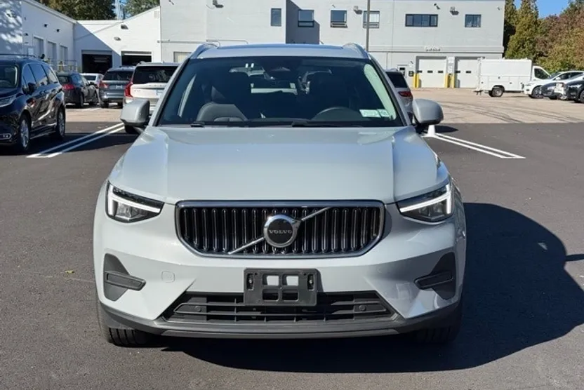 2025 Volvo XC40 Core photo 1
