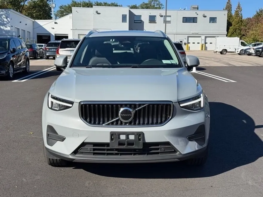 2025 Volvo XC40 Core photo 1