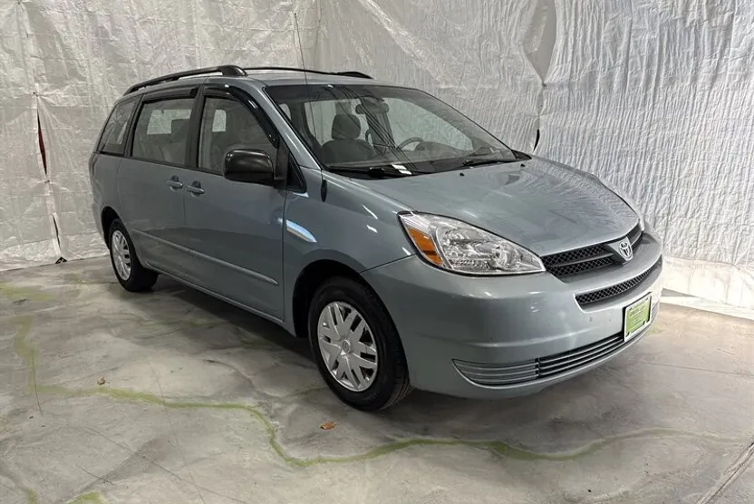 2005 Toyota Sienna CE photo 1